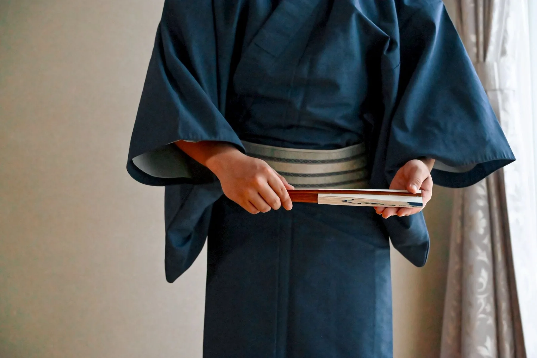 日本舞踊 稽古場にて扇を手にする市山扇雄右